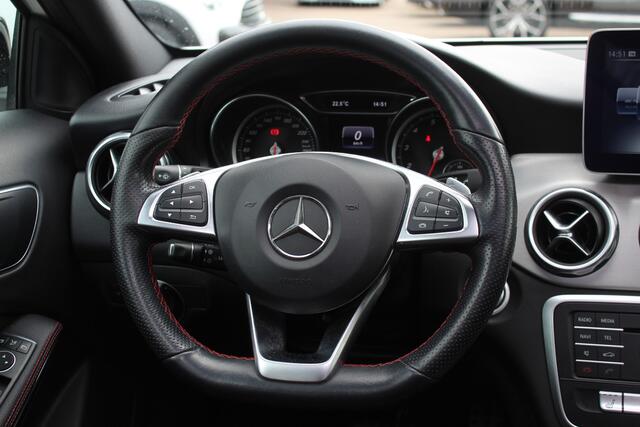 Mercedes-Benz GLA-KLASSE 180 Business Solution AMG Night Upgrade / Camera / Apple CarPlay / 19'' / Half leder / Navigatie / Getint glas / Stoelverwarming / Cruise Control