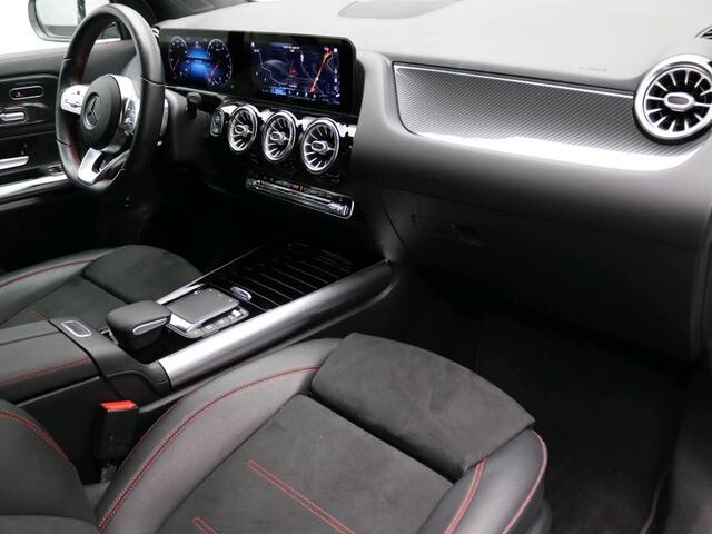 Mercedes-Benz GLA-KLASSE 200 Business Solution AMG AMG Lne | Night Pakket | Panorama Schuif-Kanteldak | Trekhaak | Sfeerverlichting. Inclusief 24 maanden Mercedes-Benz Certified garantie voor Europa.