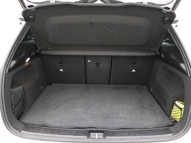 Mercedes-Benz GLA-KLASSE 200 Business Solution AMG AMG Lne | Night Pakket | Panorama Schuif-Kanteldak | Trekhaak | Sfeerverlichting. Inclusief 24 maanden Mercedes-Benz Certified garantie voor Europa.