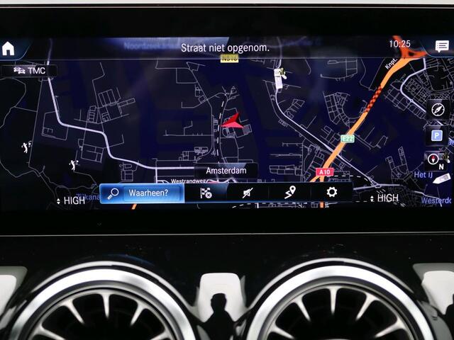 Mercedes-Benz GLA-KLASSE 200 Business Solution AMG AMG Lne | Night Pakket | Panorama Schuif-Kanteldak | Trekhaak | Sfeerverlichting. Inclusief 24 maanden Mercedes-Benz Certified garantie voor Europa.