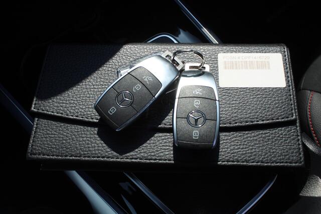 Mercedes-Benz GLB-Klasse 200 Star Edition AMG Line Night pakket/Sfeerverlichting/Panoramadak/Carbon interieurdelen/Adaptive cruise control/Navigatie/360° camera/Parkeersensoren rondom/Keyless/Apple carplay/Climate control/Stoelverwarming/Wegdraaibare trekhaak/Elektrische achterkl