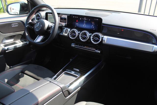 Mercedes-Benz GLB-Klasse 200 Star Edition AMG Line Night pakket/Sfeerverlichting/Panoramadak/Carbon interieurdelen/Adaptive cruise control/Navigatie/360° camera/Parkeersensoren rondom/Keyless/Apple carplay/Climate control/Stoelverwarming/Wegdraaibare trekhaak/Elektrische achterkl