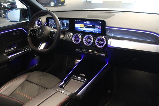 Mercedes-Benz GLB-Klasse 200 Star Edition AMG Line Night pakket/Sfeerverlichting/Panoramadak/Carbon interieurdelen/Adaptive cruise control/Navigatie/360° camera/Parkeersensoren rondom/Keyless/Apple carplay/Climate control/Stoelverwarming/Wegdraaibare trekhaak/Elektrische achterkl