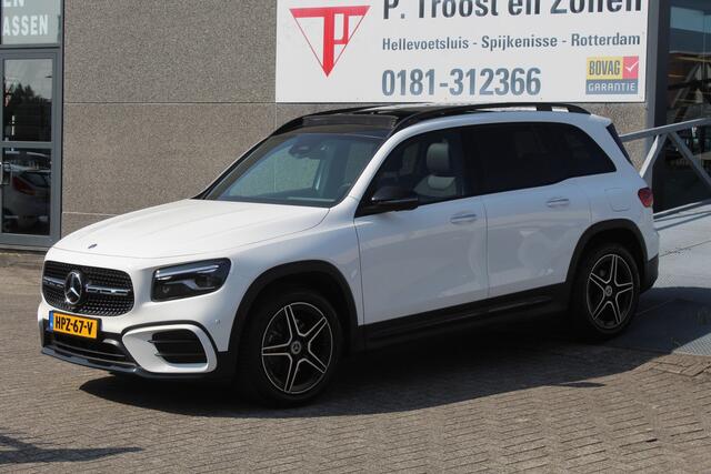 Mercedes-Benz GLB-Klasse 200 Star Edition AMG Line Night pakket/Sfeerverlichting/Panoramadak/Carbon interieurdelen/Adaptive cruise control/Navigatie/360° camera/Parkeersensoren rondom/Keyless/Apple carplay/Climate control/Stoelverwarming/Wegdraaibare trekhaak/Elektrische achterkl