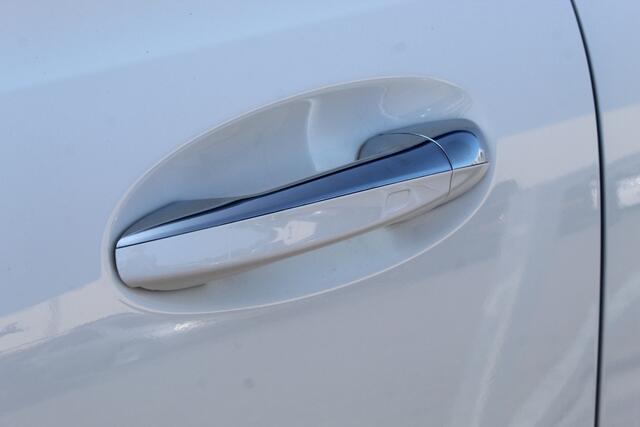 Mercedes-Benz GLB-Klasse 200 Star Edition AMG Line Night pakket/Sfeerverlichting/Panoramadak/Carbon interieurdelen/Adaptive cruise control/Navigatie/360° camera/Parkeersensoren rondom/Keyless/Apple carplay/Climate control/Stoelverwarming/Wegdraaibare trekhaak/Elektrische achterkl