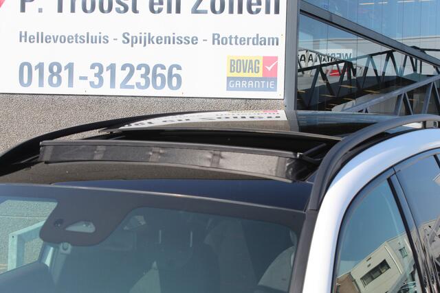 Mercedes-Benz GLB-Klasse 200 Star Edition AMG Line Night pakket/Sfeerverlichting/Panoramadak/Carbon interieurdelen/Adaptive cruise control/Navigatie/360° camera/Parkeersensoren rondom/Keyless/Apple carplay/Climate control/Stoelverwarming/Wegdraaibare trekhaak/Elektrische achterkl