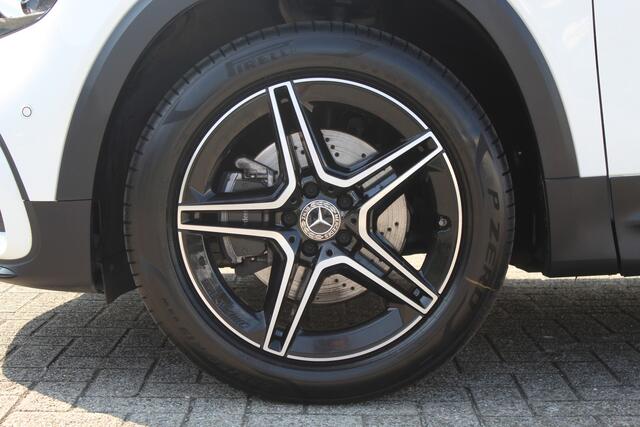 Mercedes-Benz GLB-Klasse 200 Star Edition AMG Line Night pakket/Sfeerverlichting/Panoramadak/Carbon interieurdelen/Adaptive cruise control/Navigatie/360° camera/Parkeersensoren rondom/Keyless/Apple carplay/Climate control/Stoelverwarming/Wegdraaibare trekhaak/Elektrische achterkl