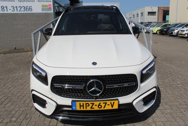 Mercedes-Benz GLB-Klasse 200 Star Edition AMG Line Night pakket/Sfeerverlichting/Panoramadak/Carbon interieurdelen/Adaptive cruise control/Navigatie/360° camera/Parkeersensoren rondom/Keyless/Apple carplay/Climate control/Stoelverwarming/Wegdraaibare trekhaak/Elektrische achterkl
