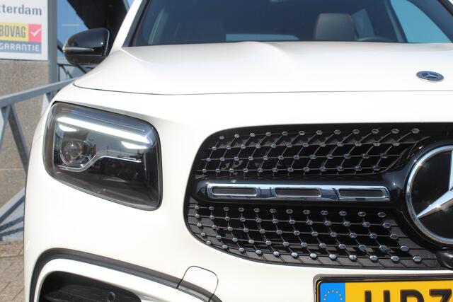Mercedes-Benz GLB-Klasse 200 Star Edition AMG Line Night pakket/Sfeerverlichting/Panoramadak/Carbon interieurdelen/Adaptive cruise control/Navigatie/360° camera/Parkeersensoren rondom/Keyless/Apple carplay/Climate control/Stoelverwarming/Wegdraaibare trekhaak/Elektrische achterkl