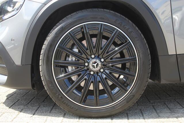 Mercedes-Benz GLB-Klasse AMG 35 4MATIC Premium Plus Panoramadak/Night pakket/Sfeerverlichting/Navigatie/Keyless/Cruise control/Climate control/Elektrisch verstelbare stoelen met memory/Stoelverwarming/Dodehoek detectie/Achteruitrijcamera/Parkeersensoren rondom/Elektrische achterk