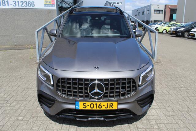 Mercedes-Benz GLB-Klasse AMG 35 4MATIC Premium Plus Panoramadak/Night pakket/Sfeerverlichting/Navigatie/Keyless/Cruise control/Climate control/Elektrisch verstelbare stoelen met memory/Stoelverwarming/Dodehoek detectie/Achteruitrijcamera/Parkeersensoren rondom/Elektrische achterk