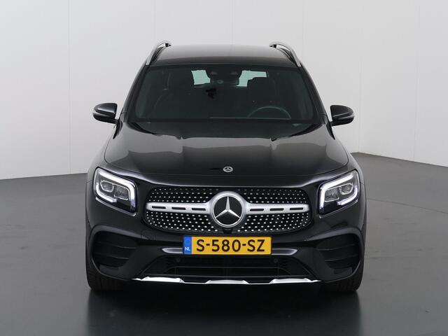 Mercedes-Benz GLB-Klasse 200 Premium Plus | AMG | Panoramadak | Multibeam | 19" lichtmetalen velgen | Widescreen | Stoelverwarming |