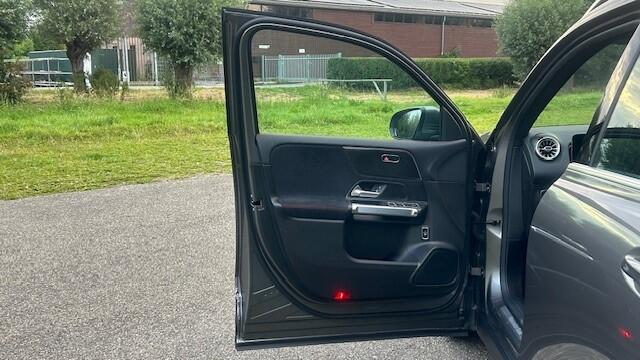 Mercedes-Benz GLB-Klasse 200 BUSINESS SOLUTION AMG 1E EIGENAAR, 24.000KM!! NAVIGATIE PREMIUM, STOELVERWARMING, AMBIËNTEVERLICHTING, ELEC. PANORAMADAK, DODEHOEK ASSIST, SPOORASSIST, ELEC. ACHTERKLEP, ELEC. WEGKLAPBARE TREKHAAK, LED-LICHT, 19"AMG-VELGEN, ENZ. ENZ. FULL OPTIONS!!