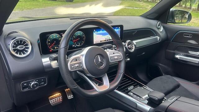 Mercedes-Benz GLB-Klasse 200 BUSINESS SOLUTION AMG 1E EIGENAAR, 24.000KM!! NAVIGATIE PREMIUM, STOELVERWARMING, AMBIËNTEVERLICHTING, ELEC. PANORAMADAK, DODEHOEK ASSIST, SPOORASSIST, ELEC. ACHTERKLEP, ELEC. WEGKLAPBARE TREKHAAK, LED-LICHT, 19"AMG-VELGEN, ENZ. ENZ. FULL OPTIONS!!