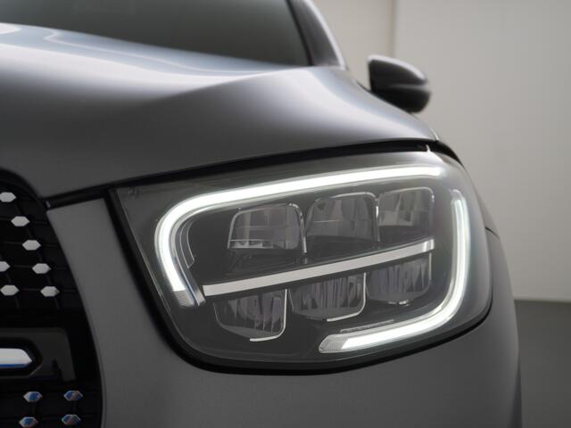 Mercedes-Benz GLC-KLASSE 300e Coupé AMG // Burmester / Magno Grijs // 20 inch // Treeplanken // Night pakket