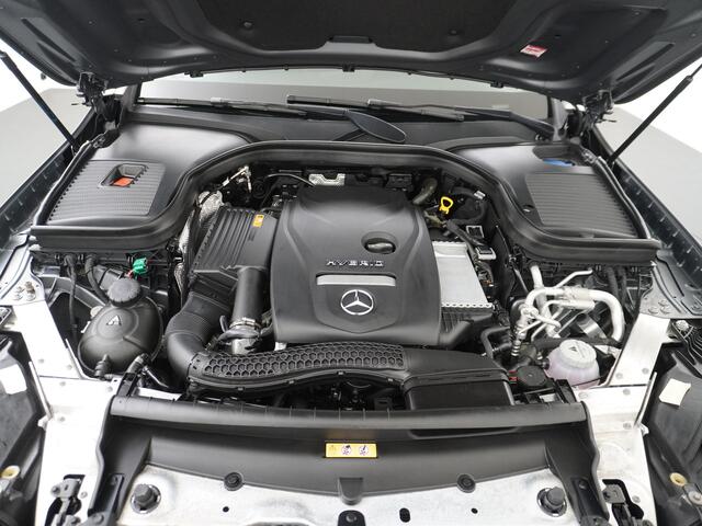 Mercedes-Benz GLC-KLASSE 300e Coupé AMG // Burmester / Magno Grijs // 20 inch // Treeplanken // Night pakket