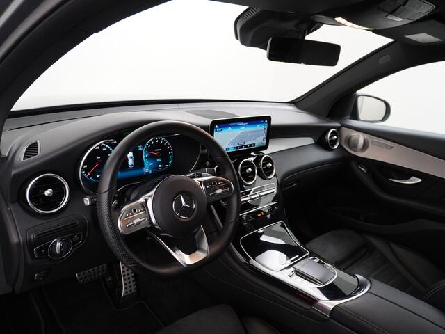 Mercedes-Benz GLC-KLASSE 300e Coupé AMG // Burmester / Magno Grijs // 20 inch // Treeplanken // Night pakket