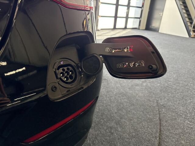 Mercedes-Benz GLC-KLASSE 300e 4MATIC AMG | PHEV | CAMERA | LEER | CARPLAY | SFEERVERLICHT