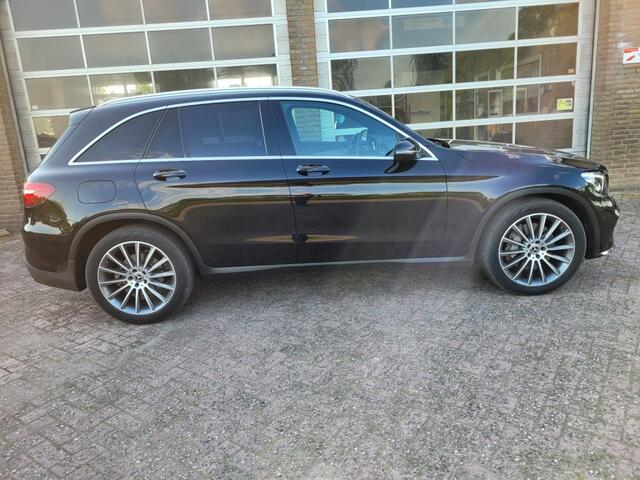 Mercedes-Benz GLC-KLASSE 250 4 MATIC AMG LINE 210 pk met trekhaak.
