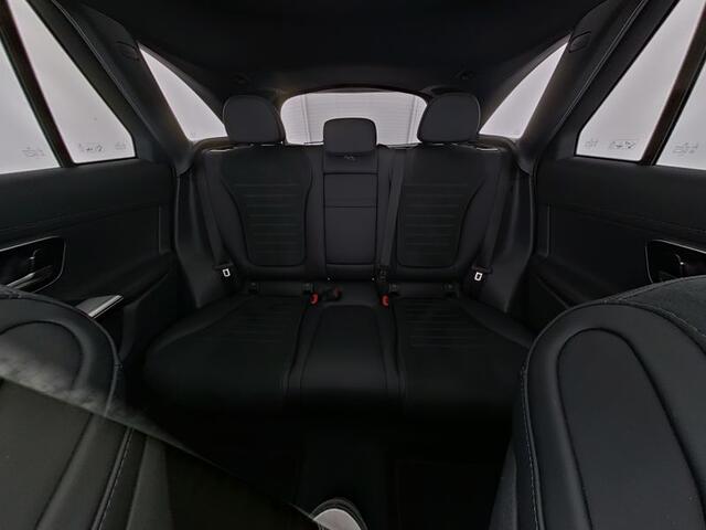 Mercedes-Benz GLC-KLASSE 300 e 4MATIC AMG Plug-In Hybride AMG line | Night Pakket | Panorama Schuif-Kanteldak | 20" multispaaks lichtmetalen AMG velgen | 360° camera. Inclusief 48 maanden Mercedes-Benz Certified garantie voor Europa.