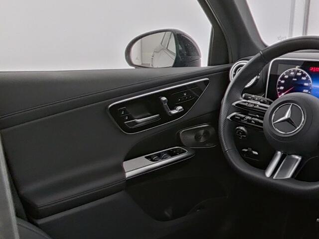 Mercedes-Benz GLC-KLASSE 300 e 4MATIC AMG Plug-In Hybride AMG line | Night Pakket | Panorama Schuif-Kanteldak | 20" multispaaks lichtmetalen AMG velgen | 360° camera. Inclusief 48 maanden Mercedes-Benz Certified garantie voor Europa.