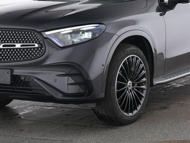 Mercedes-Benz GLC-KLASSE 300 e 4MATIC AMG Plug-In Hybride AMG line | Night Pakket | Panorama Schuif-Kanteldak | 20" multispaaks lichtmetalen AMG velgen | 360° camera. Inclusief 48 maanden Mercedes-Benz Certified garantie voor Europa.