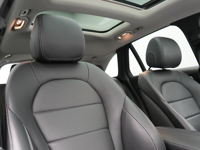 Mercedes-Benz GLC-KLASSE 300e 4MATIC AMG Plug In Hybrid 320pk Dealer O.H PHEV | Panodak | Adaptive Cruise | Burmester Audio | Camera | 20"L.M | Lederen Sportstoelen Verwarmd | Apple Carplay | Blis | Sfeerverlichting | Navigatie | DAB |