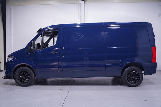 Mercedes-Benz SPRINTER 215 CDI 150 pk L2H1 Black&Blue Edition 18' LMV Airco, Zwarte Grille + Spiegelkappen, Zonneklep, 2-Zits, Nieuw