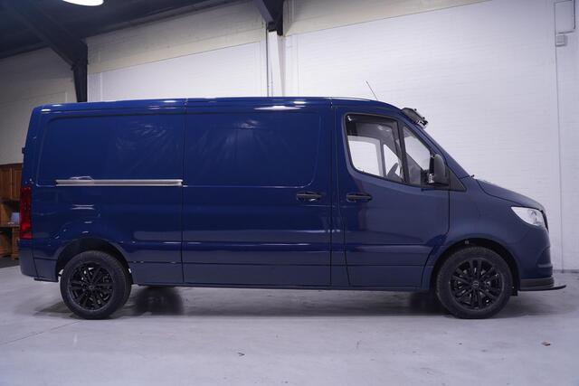 Mercedes-Benz SPRINTER 215 CDI 150 pk L2H1 Black&Blue Edition 18' LMV Airco, Zwarte Grille + Spiegelkappen, Zonneklep, 2-Zits, Nieuw