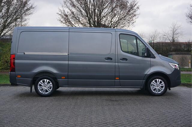 Mercedes-Benz SPRINTER 319CDI Select L2H1 10.25" Mbux, ACC, LED, 3.5T Trekhaak, 17" LM!! NR. *966*