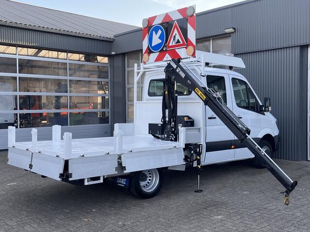 Mercedes-Benz SPRINTER 513 CDI 366 Hiab Laadkraan 018T Trekhaak 2000 kg Airco 6 persoons uitvoering Open laadbak Pick-up Euro 6 Verkeersbord Actiebord Pijlenbord Bakwagen P-up Tachograaf 1e eigenaar ex gemeente