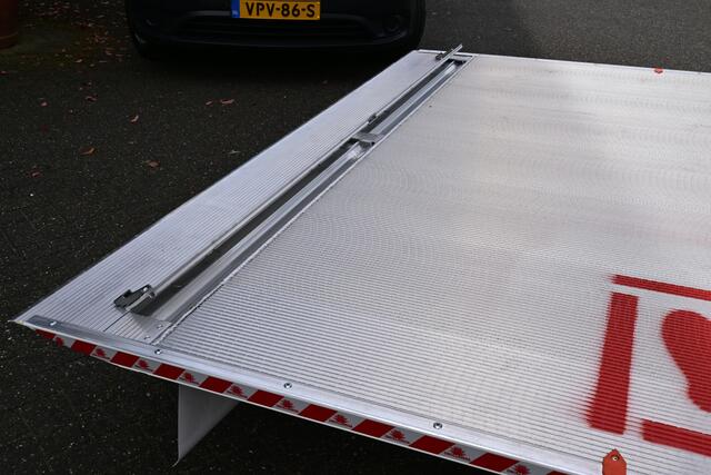 Mercedes-Benz SPRINTER 514 CDI Bakwagen met NIEUWE laadklep MBUX, Geveerde stoel, Stoelverwarming Nieuwe Laadklep 1000kg 180cm Plateau