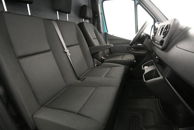 Mercedes-Benz SPRINTER 319 3.0 CDI L2H1 V6 191PK Automaat Airco Cruise Carplay Camera Navigatie 3 Persoons Trekhaak