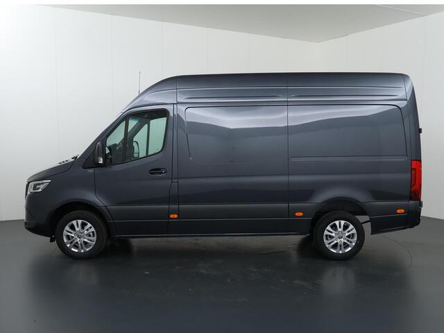 Mercedes-Benz SPRINTER 319 CDI Aut. | L2 H2 | Pro | 3500 KG. AHW | LM Velgen | 3-zits | LED | Parkeercamera | Carplay | Trekhaak | BPM-Vrij |