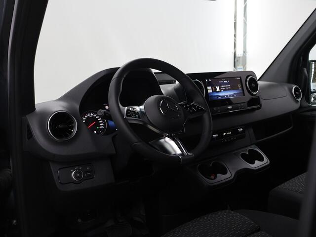 Mercedes-Benz SPRINTER 319 CDI Aut. | L2 H2 | Pro | 3500 KG. AHW | LM Velgen | 3-zits | LED | Parkeercamera | Carplay | Trekhaak | BPM-Vrij |