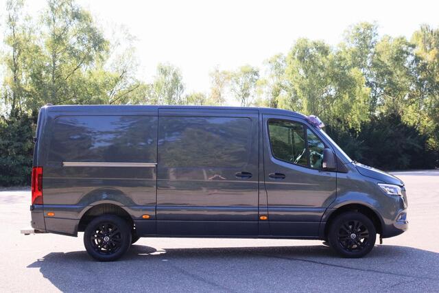 Mercedes-Benz SPRINTER 319 3.0 CDI 366 EHD L2H1 V6 2018 | Goed Onderhouden | Airco | Cruise Control | 1e Eigenaar | Navigatie | Trekhaak | Aanhanger Assistent | DAB Radio | Achteruitrij Camera | Parkeersensoren | Nationale Autopas