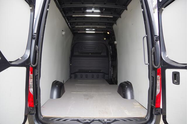 Mercedes-Benz SPRINTER 319 3.0 CDI V6 L3H2 AUT. LED,LEDER, 3.5T TREKHAAK, CRUISE, MBUX, CAMERA, STANDKACHEL, CLIMA, APPLE CARPLAY/ANDROID AUTO, PARKEERSE