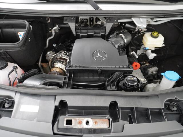 Mercedes-Benz SPRINTER 317 CDI L2H2 Automaat // Trekhaak // MBUX Navigatie // Camera // Armsteun // 3-Persoons // Cruise Control // Zilver met.