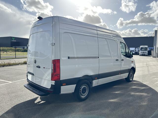 Mercedes-Benz SPRINTER 317 CDI L2 H2 PRO Facelift / LED / MBUX / Navigatie / Camera / Parkeersensoren / Cruise control / Airco / 270 Graden achterdeuren