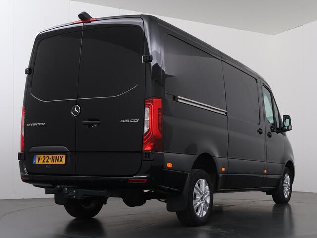 Mercedes-Benz SPRINTER 319 CDI | Aut. | L2 H1 | Select | Distronic Plus | LM Velgen | 3500 KG. Trekhaak | 3-zits | Navigatie | Parkeercamera | Laadruimte-betimmering | Certified