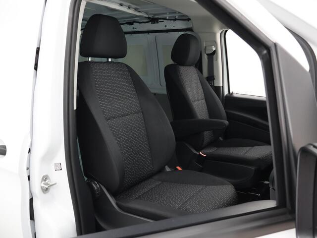 Mercedes-Benz VITO eVito Bestelwagen 66 kWh L2 | Navigatie | Parkeercamera | Stoelverwarming | Lederen stuurwiel