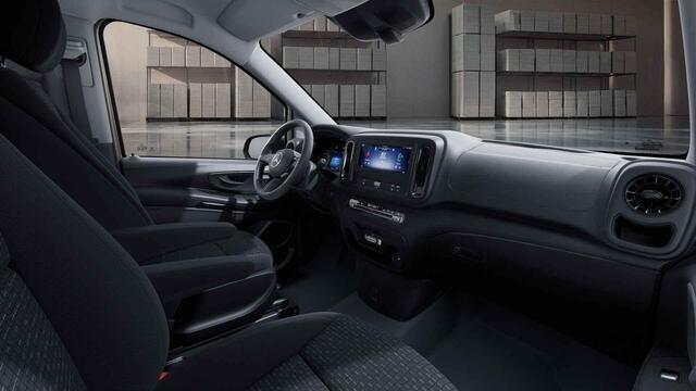 Mercedes-Benz VITO eVito 112 L2 66 kWh | Nieuwe kleur Kalaharigold | Achterdeuren | Stoelverwarming | Navigatie | Apple Car Play & Android Auto