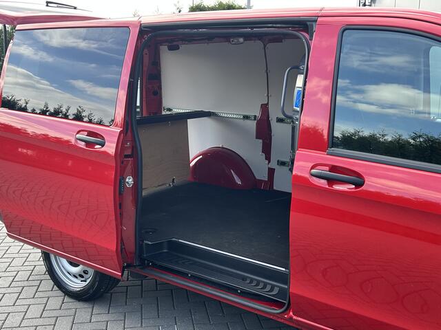 Mercedes-Benz VITO eVito 66 kWh 116 PK BPM VRIJ / 14.706 KM !! / L2H1 / AUTOMAAT / ACHTERKLEP / AIRCO / CRUISE / NAVI / CARPLAY / STOELVERWARMING / 3-ZITS / PDC