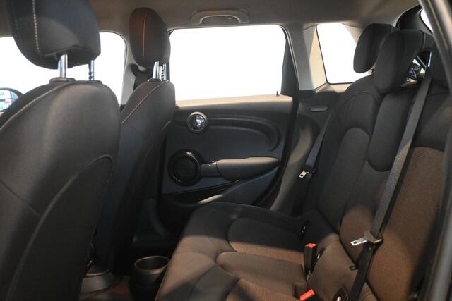 Mini COOPER Mini 1.5 Airco Navigatie LED Rijklaarprijs Inruil Mogelijk!