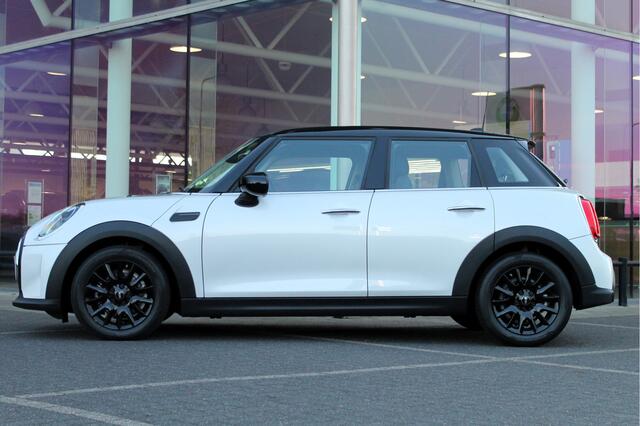 Mini COOPER Hatchback Classic Automaat / Sportstoelen / Cruise Control / LED / PDC achter / Navigatie / Airconditioning / Multifunctioneel stuurwiel