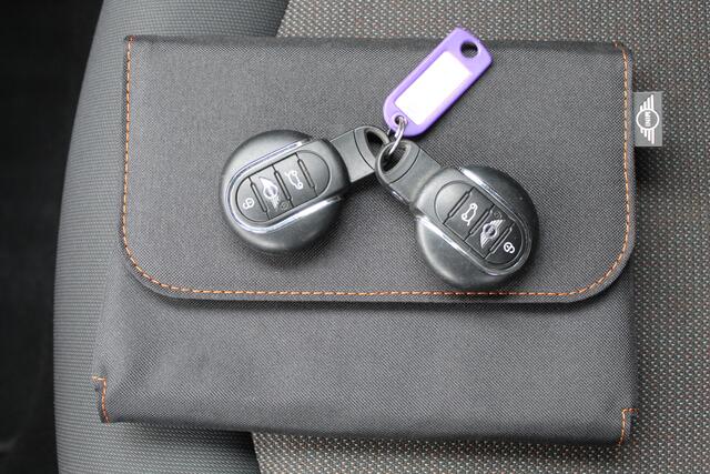 Mini COOPER Mini 1.5 Business Navigatie/Airco/Cruise control/Spraakbediening/Bluetooth/Multifunctioneel stuurwiel/16'' Lichtmetalen velgen/Elektrische ramen/Elektrisch verstelbare spiegels.