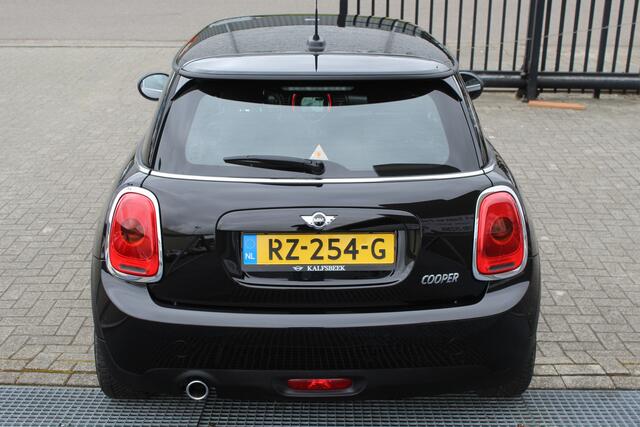 Mini COOPER Mini 1.5 Business Navigatie/Airco/Cruise control/Spraakbediening/Bluetooth/Multifunctioneel stuurwiel/16'' Lichtmetalen velgen/Elektrische ramen/Elektrisch verstelbare spiegels.