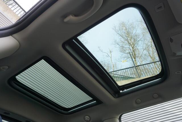 Mini COOPER 3-deurs C Classic Uitvoering | Pakket M | Glazen panoramadak | Driving Assistant | Parking Assistant | MINI Head-Up Display