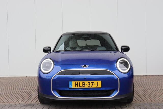 Mini COOPER Mini E Favoured L 40.7 kWh 18 inch/ Stuurwiel verwarming/ Comfort Access/ panoramadak/ Harman-Kardon/ Panoramadak