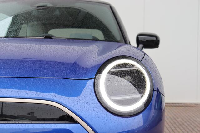 Mini COOPER Mini E Favoured L 40.7 kWh 18 inch/ Stuurwiel verwarming/ Comfort Access/ panoramadak/ Harman-Kardon/ Panoramadak